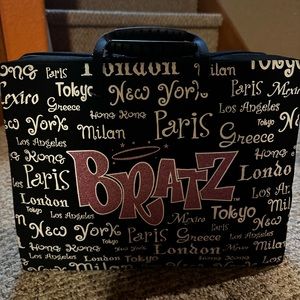 Lot of 11 Bratz dolls (8 girls/3boys) w/ 8 mini Bratz dolls, accessories & case